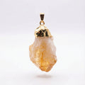 Roher Citrin Anhänger mit goldfarbener Fassung | Naturstein Unikat