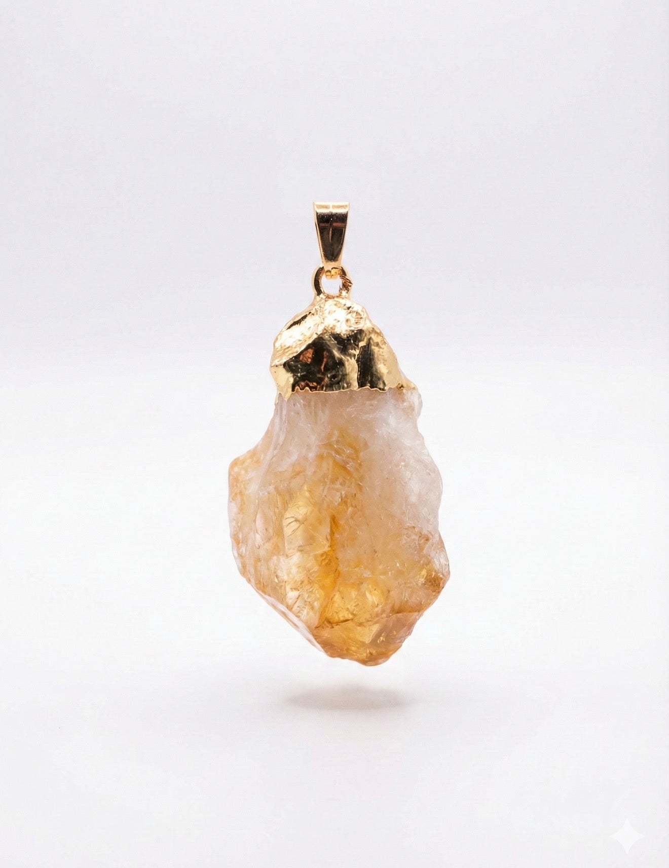 Roher Citrin Anhänger mit goldfarbener Fassung | Naturstein Unikat