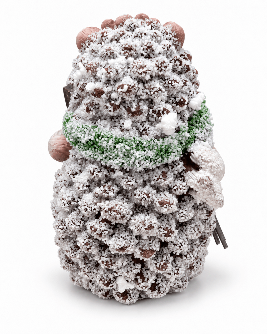 Winter-Igel Dekofigur mit grünem Schal und Holz – verschneite Weihnachtsdeko - Boxkorb